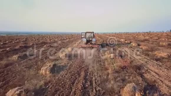 空中无人机拖拉机在一个坚果和榛树农场犁地视频的预览图