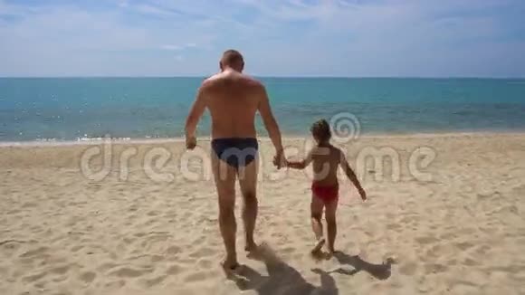 爸爸和女儿一起走向大海父亲关怀理念视频的预览图