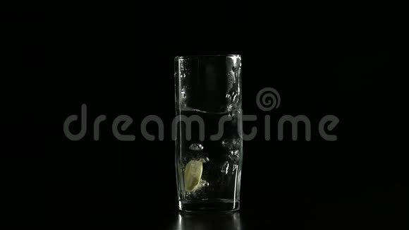 特写泡腾片在一杯水中阿司匹林健康生活在黑暗的背景上视频的预览图
