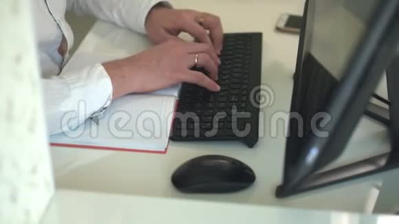 家庭办公室用键盘打字的特写视频的预览图