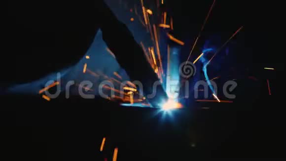 熔蒸气火花和明亮的电焊灯在电弧下拍摄的陨石细节视频的预览图