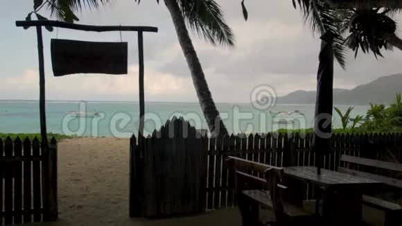 塞舌尔雨中海滩上的一家咖啡馆2013视频的预览图