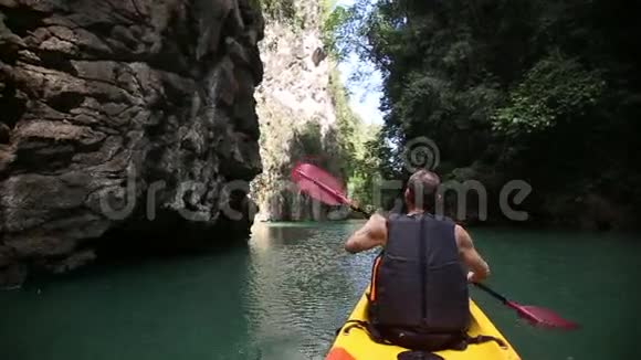 划船的人皮划艇沿着河游视频的预览图