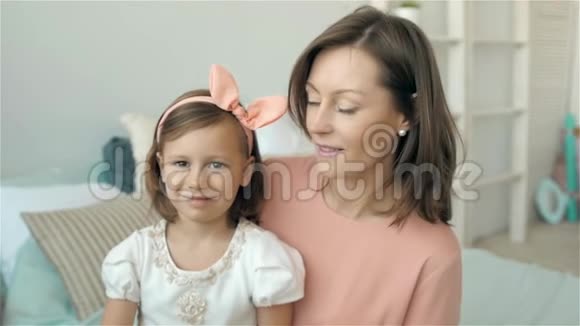 西班牙裔母亲和女儿在家母亲和孩子小女孩视频的预览图