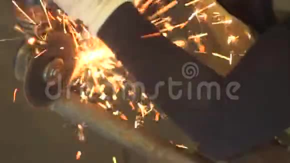 锯着铁的火花视频的预览图