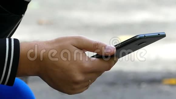 男性手拿着智能手机打电话给某人视频的预览图