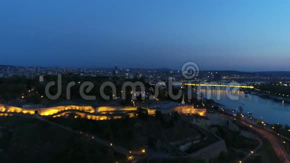 从城堡上方看到的靠近河流的城市夜晚视频的预览图