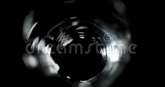 啤酒倒在玻璃杯底黑色背景4k视频的预览图