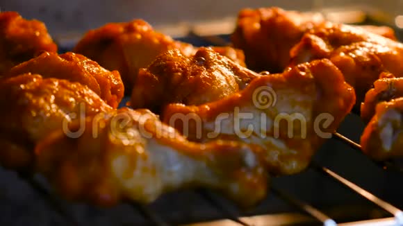 在烤炉中烤出热辣的鸡翅用谷物加工视频的预览图