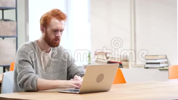 愤怒的人在笔记本电脑上工作失败视频的预览图