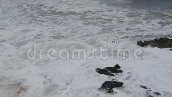 葡萄牙海滩上汹涌的海浪撞击岩石的空中拍摄视频的预览图