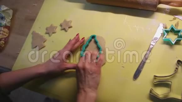 妈妈为圣诞姜饼做面团视频的预览图