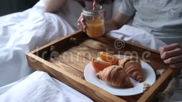 年轻夫妇在床上享用浪漫的早餐视频的预览图