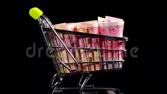 购物车上的印尼卢比亚钞票视频的预览图