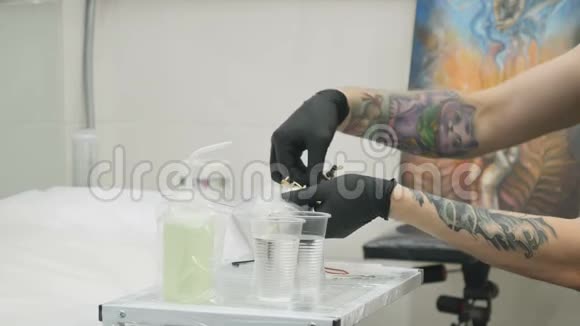 纹身师在美容院组装纹身机视频的预览图