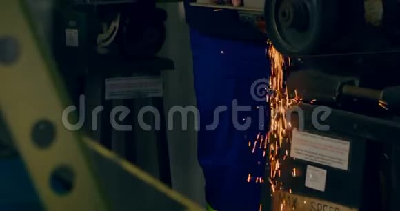 工人在机器4k上整形金属视频的预览图