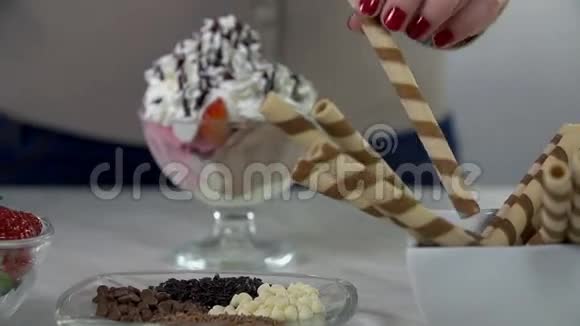 装饰冰淇淋杯视频的预览图