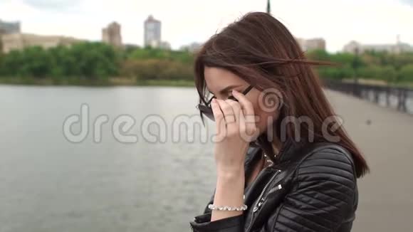 江桥上戴太阳镜的女孩肖像视频的预览图