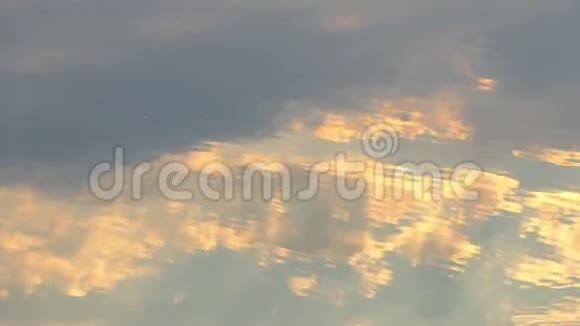 令人惊叹的云景灰色和白云反射在湖面上视频的预览图