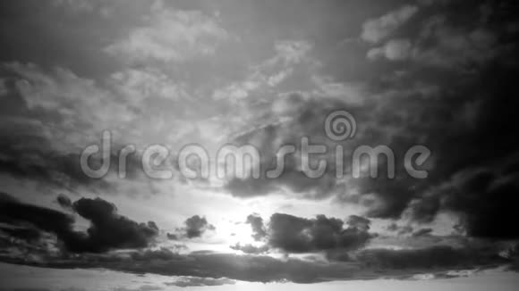 一幅黑白云景的时间推移傍晚时分日落前乌云在太阳面前掠过视频的预览图