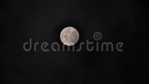 满月带着淡淡的云彩视频的预览图