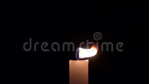 一支燃烧的橙色蜡烛的特写视频的预览图