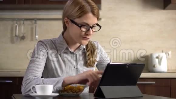 快乐的商人通过她的平板电脑有好消息做出快乐的手势成功的概念视频的预览图