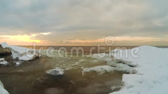 冰封的海洋与波罗的海的冰山视频的预览图