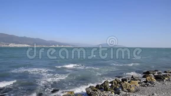 潮汐钻孔在塞梅斯湾的海岸视频的预览图