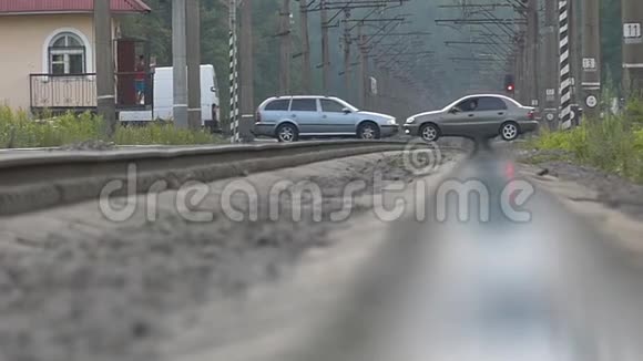 汽车缓慢地通过铁路道口视频的预览图