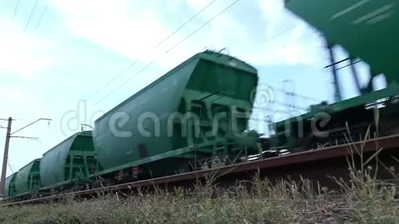 绿色货车正沿着铁路行驶视频的预览图