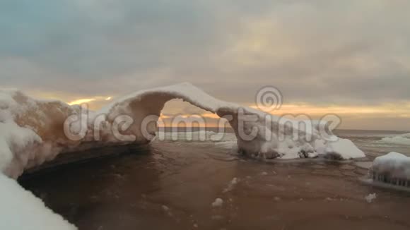 冰封的海洋与波罗的海的冰山视频的预览图