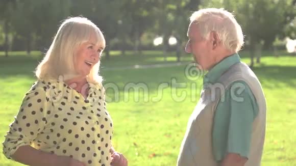 一对老夫妇在聊天视频的预览图