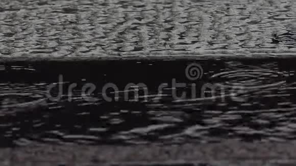 在一个城市的雨天沥青路面上的一个水池视频的预览图
