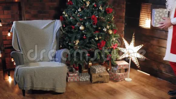 圣诞老人把礼物放在树下视频的预览图