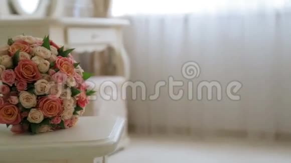 新娘花束放在桌子上视频的预览图