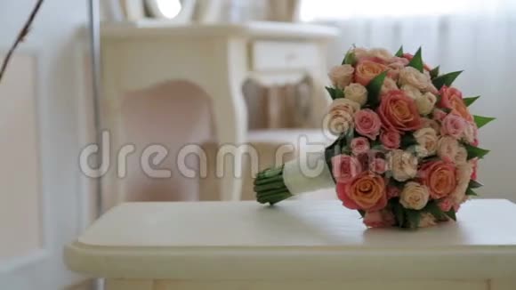新娘花束放在桌子上视频的预览图