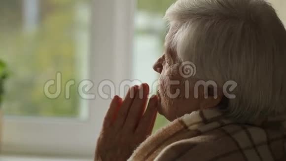 老妇人在窗前祈祷视频的预览图