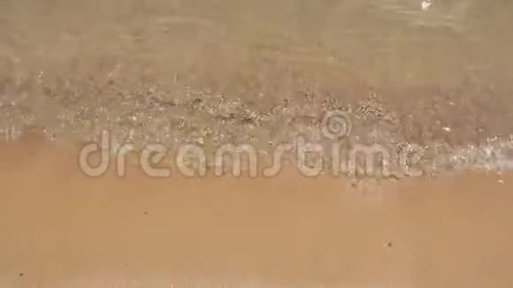 沙滩上柔软美丽的海浪劈波斩浪假期概念视频的预览图
