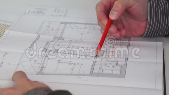 接近自信的建筑师男性与建筑计划合作视频的预览图