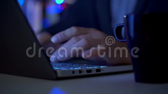 深夜用电脑工作的人的手视频的预览图