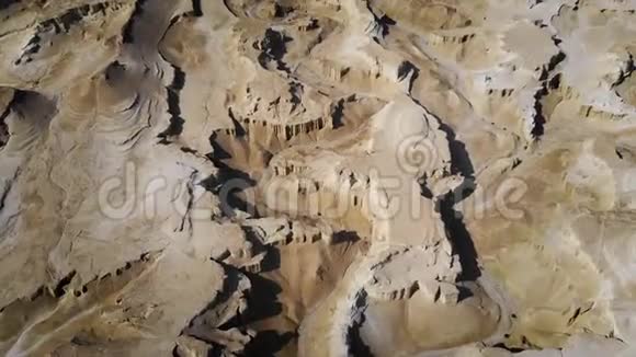 位于约旦河西岸的朱迪亚沙漠的鸟瞰图死海的荒芜海岸这就是视频的预览图