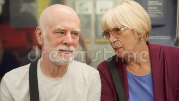 幸福的家庭一起享受假期坐地铁旅行的老夫妇站在窗外视频的预览图
