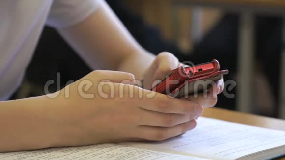 女学生用红色手机特写视频的预览图