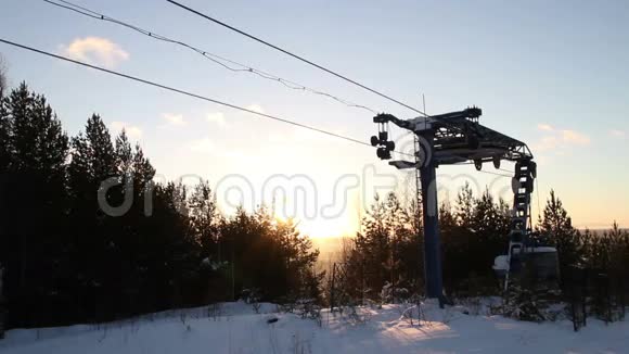 工作滑雪电梯视频的预览图