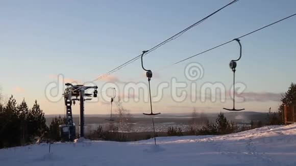 工作滑雪电梯视频的预览图