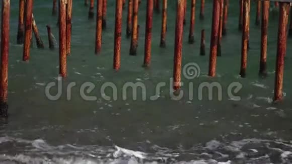 旧生锈的海上码头从铁管视频的预览图