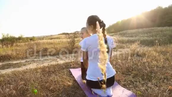 妈妈和女儿做瑜伽视频的预览图