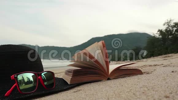 书在沙滩上随风翻页视频的预览图