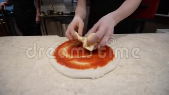 厨师用奶酪准备披萨视频的预览图
